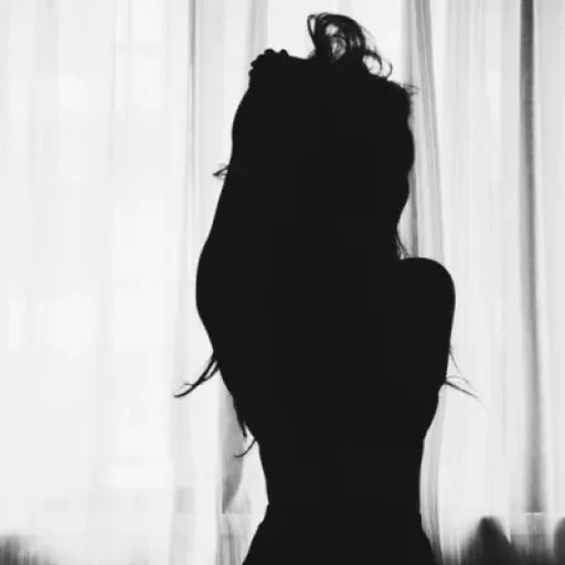 Desperte sua feminilidade — mulher refletindo diante do espelho em um momento de autoconhecimento e reconexão interior.