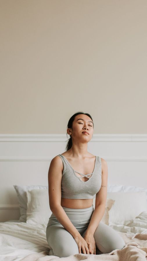 Imagem minimalista em tons terrosos com mensagem de autoconhecimento e reflexão interior — simboliza o convite à reconexão da alma.