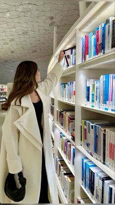 Mulher adulta refletindo sozinha em uma biblioteca, simbolizando autoconhecimento e reconexão emocional feminina