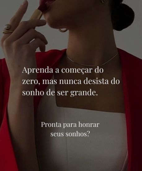 Honrar seus sonhos começa com um passo corajoso Nem sempre começar do zero é fácil — mas às vezes, é exatamente o que precisamos para crescer de verdade. Recomeçar não é fracasso; é prova de coragem. É sinal de que você escolheu seguir, mesmo sem garantias, mas com fé no que pulsa aí dentro. Honrar seus sonhos não exige perfeição, exige presença. É sobre dizer sim para você, mesmo quando o mundo diz “não agora”. Você está pronta para se levar a sério? Para assumir o tamanho da sua grandeza, mesmo que os primeiros passos ainda pareçam pequenos?