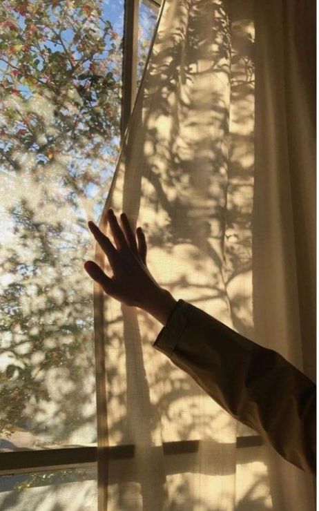 Mulher em momento de pausa refletindo sobre cansaço emocional e autocuidado