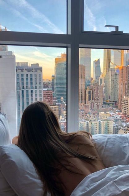 Mulher sentada em silêncio, de costas, representando uma pausa após um período de reorganização emocional