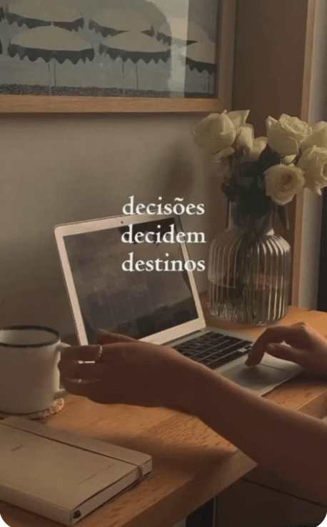 Mulher em momento de pausa e reflexão, representando decisões conscientes no recomeço feminino