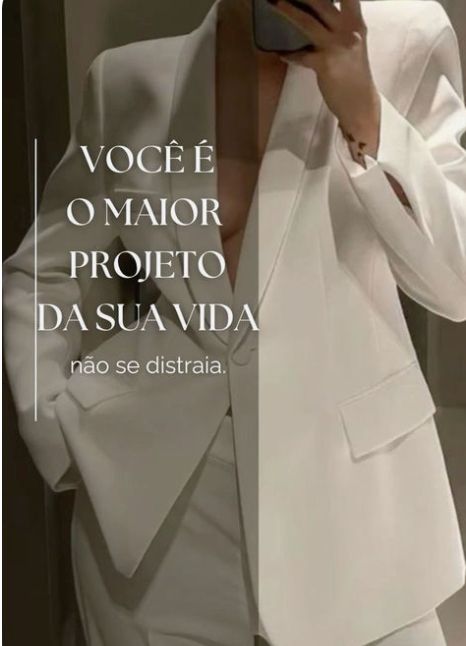 Mulher sentada em silêncio, corpo inclinado, expressão contida, imagem que representa pausa após exaustão emocional