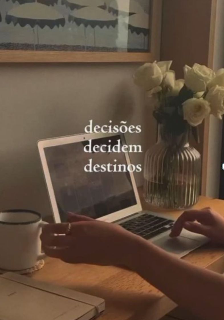 Mulher em momento de pausa e reflexão escrevendo sobre decisões e recomeço interior